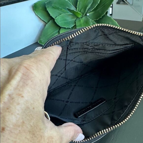 Michael Kors genuine leather, like new, soft pebbled wristlet clutch zip pouch - Picture 8 of 8